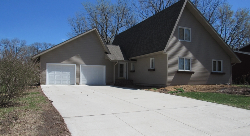 211 Tanglewood LN Blue Earth MN